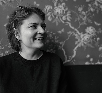 Julia guckt zur Seite und lächelt