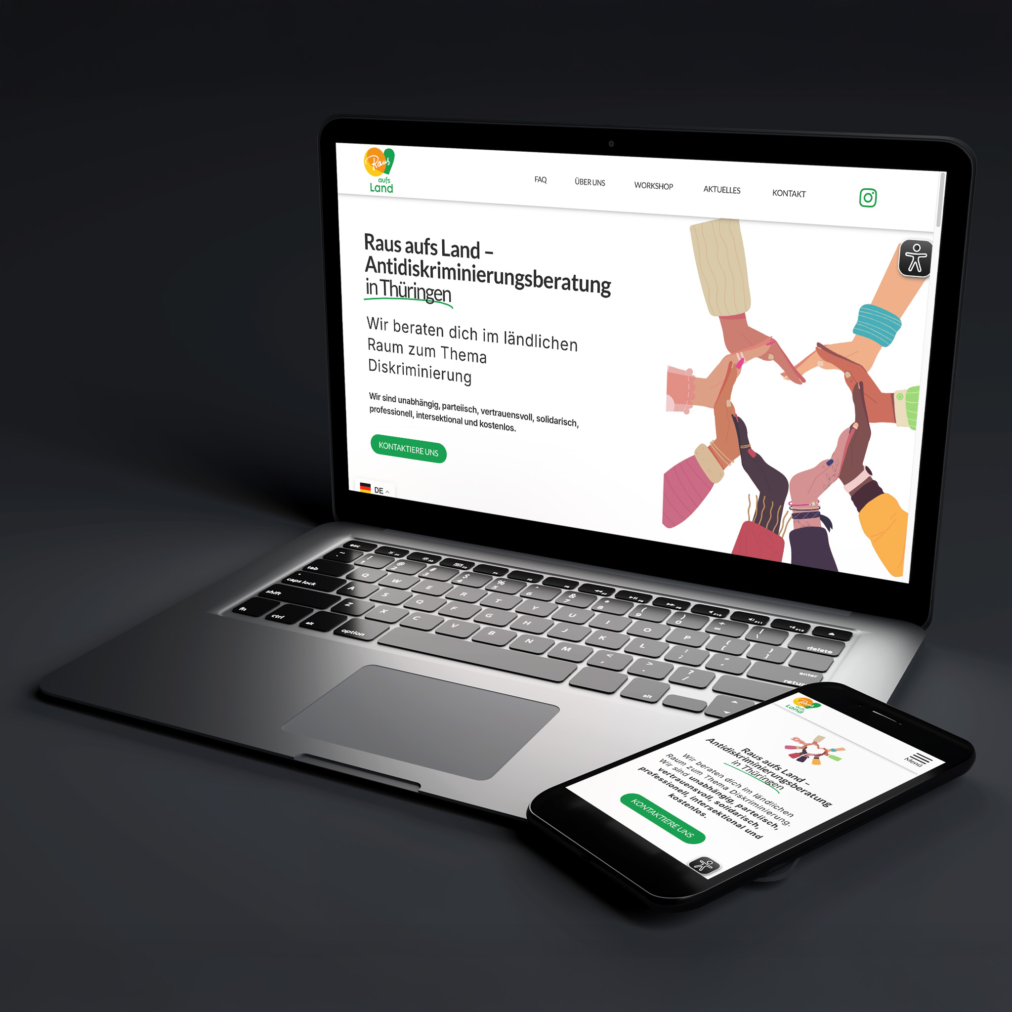 Laptop und Smartphone auf dessen Bildschirmen die Startseite von adberatung.de geöffnet ist