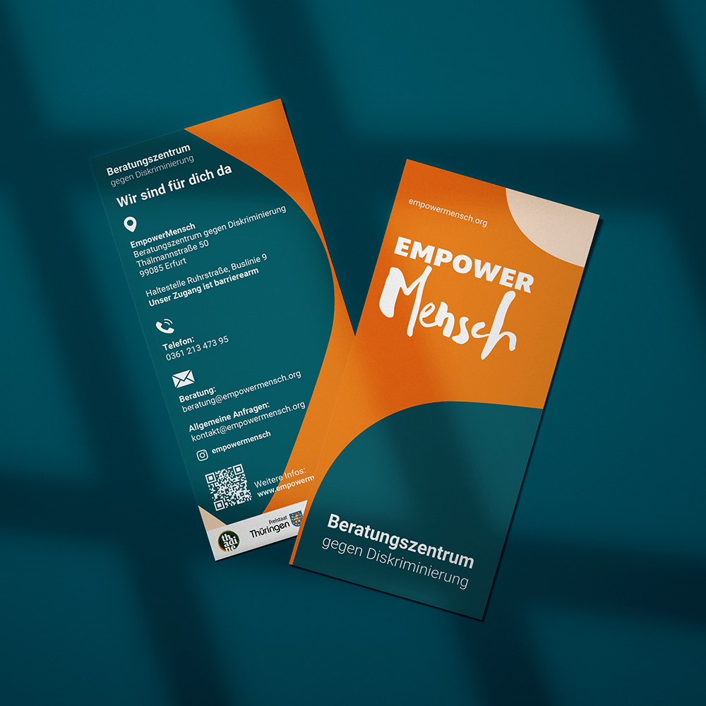 Vorder- und Rückseite des Falzflyers von empowermensch