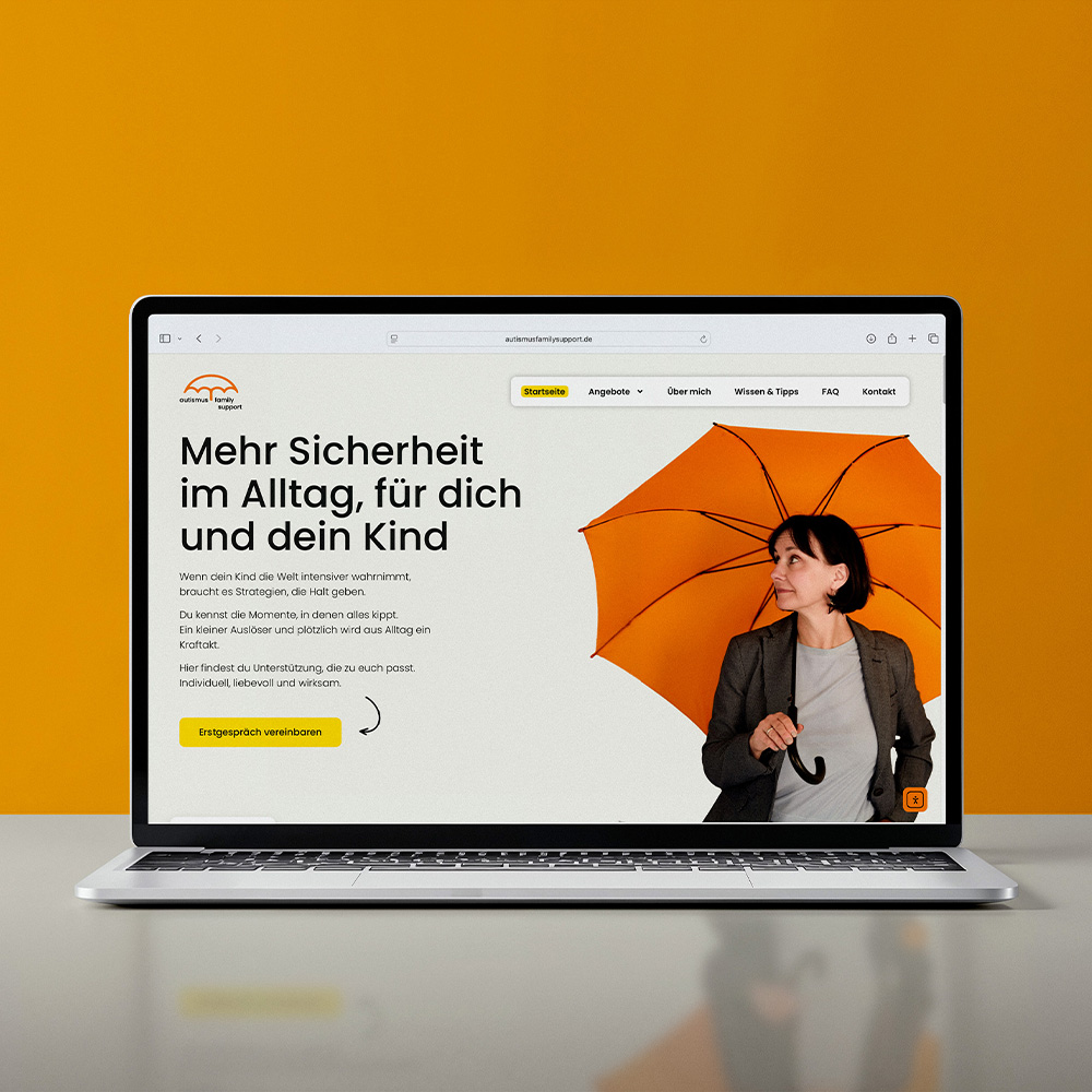 Ein Laptop ist aufgeklappt und auf der Bildschirm zeigt die Website autismusfamilysupport.